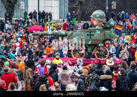 Rosenmontagszug in Düsseldorf, Strassenkarneval, Motivwagen im Karneval, von Wagenbauer Jacques Tilly, Thema Kritik am Status der Deutschen Bundesweh Stockfoto