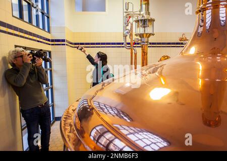 Besucher, die Brauen Zimmer mit Mash Tun Kupfer Panzer im Augustiner Brau, Brauerei, Salzburg, Österreich Stockfoto