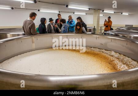 Besucher, Gärung tank im Augustiner Brau, Brauerei, Salzburg, Österreich Stockfoto