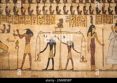 Turin, Italien - Februar 2023: Ägyptisches Museum. Detail des Totenbuchs mit Grabformeln und Zaubersprüchen, Papyrus, 330 v. Chr Stockfoto