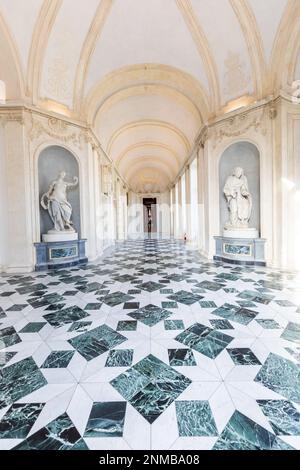 Venaria reale, Italien - Januar 2023: Luxuriöser Innenraum des alten Königspalastes. Galerieperspektive mit Fenster Stockfoto