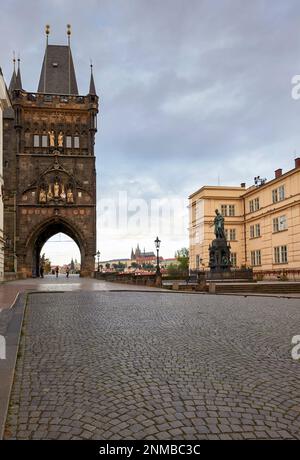 Turm am Eingang zur Karlsbrücke in Prag Stockfoto