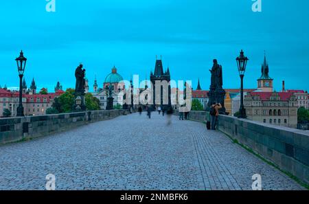 Karlsbrücke in Prag früh am Morgen Stockfoto