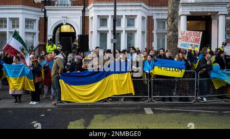 London, Großbritannien. 24. Februar 2023 Menschen bei einer Kundgebung in der russischen Botschaft anlässlich des einjährigen Jahrestages des Beginns der russischen Invasion der Ukraine. Kredit: Stephen Chung / Alamy Live News Stockfoto