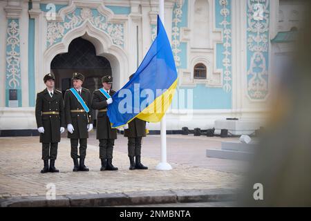 Kiew, Ukraine. 24. Februar 2023. Ukrainische Ehrengäste stehen während des 1. Jahrestages der russischen Invasion auf dem Platz der Hagia Sophia am 24. Februar 2023 in Kiew, Ukraine, zur Verfügung. Kredit: Pool Photo/Pressestelle Des Ukrainischen Präsidenten/Alamy Live News Stockfoto