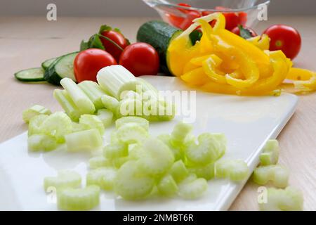 Geschnittener frischer Sellerie oder Selleriesalm auf Holzbrettern. Hochwertiges Foto Stockfoto