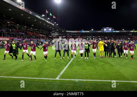 ROTTERDAM, NIEDERLANDE - FEBRUAR 24: Jens Toonstra vom FC Utrecht, Modibo Sagnan vom FC Utrecht, Hidde ter Avest vom FC Utrecht, Mark van der Maarel vom FC Utrecht, Luuk Brouwers vom FC Utrecht, Mike van der Hoorn vom FC Utrecht, Vasilis Barkas vom FC Utrecht, Othmane Boussaid Naoki Maeda vom FC Utrecht, Tasos Douvikas vom FC Utrecht, Anthony Descotte vom FC Utrecht, um den Sieg des Spiels während des Eredivisie-Spiels zwischen Sparta Rotterdam und FC Utrecht im Sparta Stadion am 24. Februar 2023 in Rotterdam, Niederlande, zu feiern (Foto von Hans van der Valk/Orange Pictures) Stockfoto