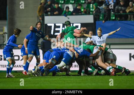 Treviso, Italien. 24. Februar 2023. Irland U20 Scrum im Jahr U20 - Italien gegen Irland, Rugby Six Nations Match in Treviso, Italien, Februar 24 2023 Kredit: Independent Photo Agency/Alamy Live News Stockfoto