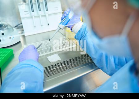 Hämatologe arbeitet in einer Testeinheit in einem Diagnoselabor Stockfoto