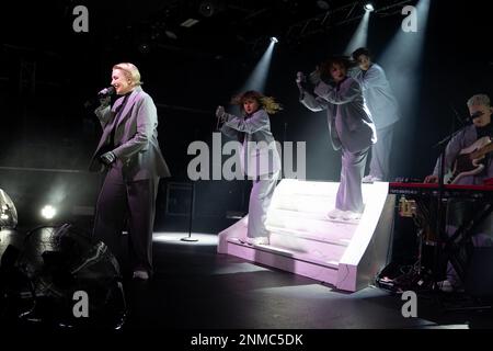 Nottingham, Großbritannien, 24. Februar 2023, Rebecca Lucy Taylor bekannt unter ihrem Künstlernamen Self esteem tritt live in Rock City in Nottingham, Großbritannien Kredit: Paul Smith/Empics Entertainment/Alamy Live News Stockfoto