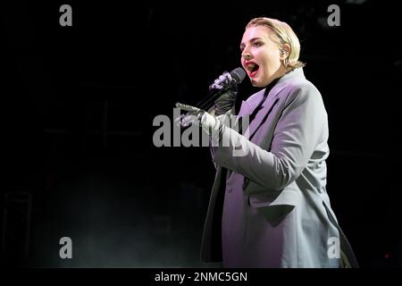 Nottingham, Großbritannien, 24. Februar 2023, Rebecca Lucy Taylor bekannt unter ihrem Künstlernamen Self esteem tritt live in Rock City in Nottingham, Großbritannien Kredit: Paul Smith/Empics Entertainment/Alamy Live News Stockfoto