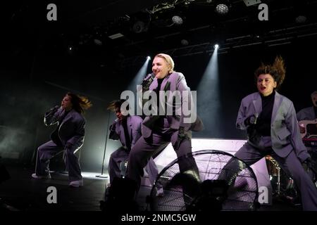 Nottingham, Großbritannien, 24. Februar 2023, Rebecca Lucy Taylor bekannt unter ihrem Künstlernamen Self esteem tritt live in Rock City in Nottingham, Großbritannien Kredit: Paul Smith/Empics Entertainment/Alamy Live News Stockfoto