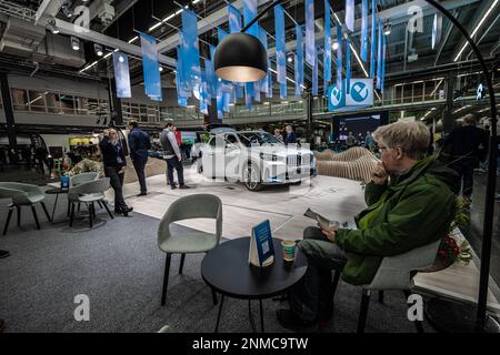 Göteborg, Schweden - dezember 03 2022: BMW IX1 Elektroauto ausgestellt Stockfoto