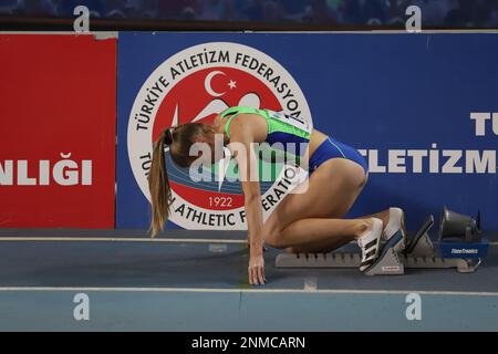 ISTANBUL, TÜRKEI - 05. MÄRZ 2022: Anita Horvat läuft während der Balkan Athletics Indoor Championships in der Atakoy Athletics Arena Stockfoto