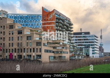 Stadtbild von Amsterdam Zuidas, neues, schnell entwickeltes Geschäftsviertel mit vielen Beispielen moderner, futuristischer Architektur Stockfoto