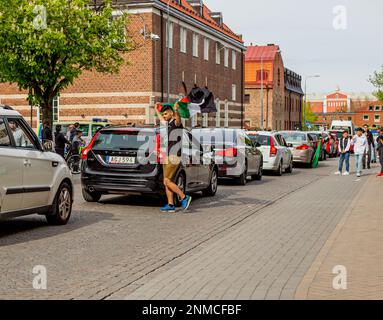 KRISTIANSTAD, SCHWEDEN - 14. MAI 2021: Junger Mann, der während des Protests gegen Israel die palästinensische Flagge schwenkte Stockfoto