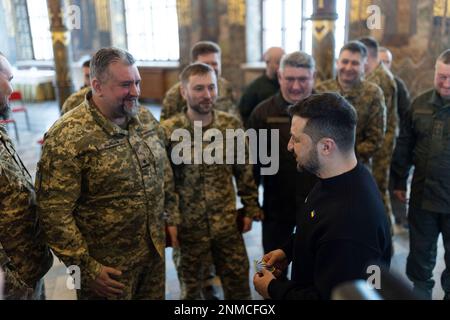 Kiew, Ukraine. 24. Februar 2023. Der ukrainische Präsident Wolodymyr Zelenskyy, Zentrum, spricht vor Militärkaplan anlässlich des 1. Jahrestages der russischen Invasion in Kiew Pechersk Lavra am 24. Februar 2023 in Kiew, Ukraine. Kredit: Pool Photo/Pressestelle Des Ukrainischen Präsidenten/Alamy Live News Stockfoto