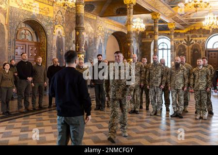 Kiew, Ukraine. 24. Februar 2023. Der ukrainische Präsident Wolodymyr Zelenskyy, Zentrum, spricht vor Militärkaplan anlässlich des 1. Jahrestages der russischen Invasion in Kiew Pechersk Lavra am 24. Februar 2023 in Kiew, Ukraine. Kredit: Pool Photo/Pressestelle Des Ukrainischen Präsidenten/Alamy Live News Stockfoto