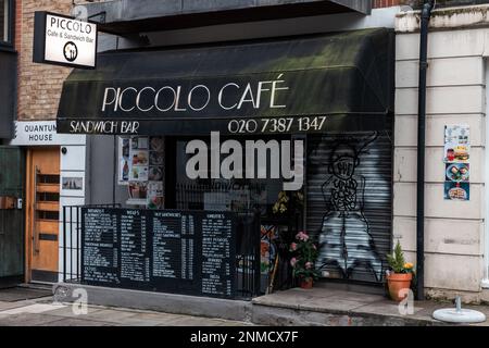 London, Großbritannien. 22. Februar 2023. Blick auf das Piccolo Cafe in der Euston Street, Bloomsbury. Kredit: Mark Kerrison/Alamy Live News Stockfoto