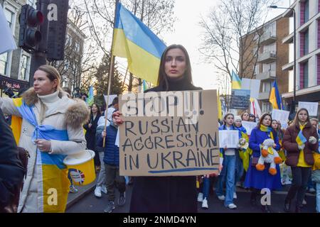 London, England, Großbritannien. 24. Februar 2023. Demonstranten passieren Notting Hill Gate. Tausende von Menschen marschierten aus Holland Park in die russische Botschaft während eines Protestes gegen die Ukraine am ersten Jahrestag der russischen Invasion. (Kreditbild: © Vuk Valcic/ZUMA Press Wire) NUR REDAKTIONELLE VERWENDUNG! Nicht für den kommerziellen GEBRAUCH! Stockfoto