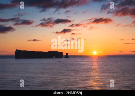 Perce Rock bei Sonnenaufgang, Gaspesie, Quebec, Kanada Stockfoto