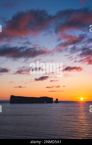 Perce Rock bei Sonnenaufgang, Gaspesie, Quebec, Kanada Stockfoto