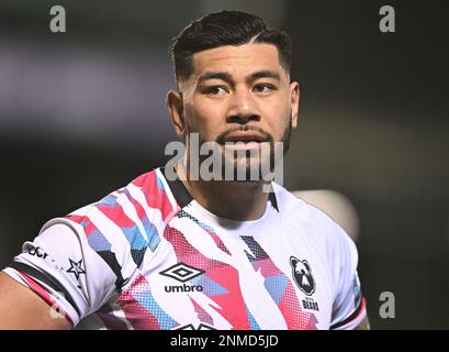 24. Februar 2023, The Recreation Ground, Bath, Somerset, England; Gallagher Premiership Rugby, Bath gegen Bristol Bears; Charles Piutau von Bristol Bears zwischen den Theaterstücken Stockfoto