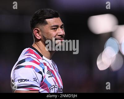 24. Februar 2023, The Recreation Ground, Bath, Somerset, England; Gallagher Premiership Rugby, Bath gegen Bristol Bears; Charles Piutau von Bristol Bears zwischen den Theaterstücken Stockfoto