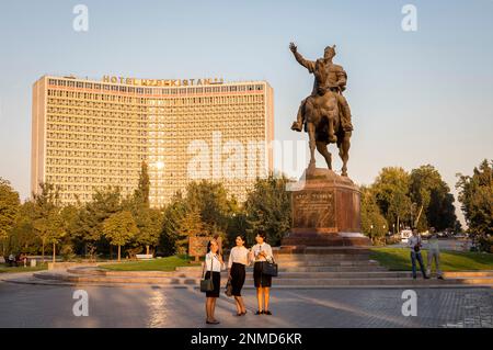 Selfies. Amir Timur Statue, die in Amir Timur Platz, und das Hotel Usbekistan, Taschkent, Usbekistan Stockfoto