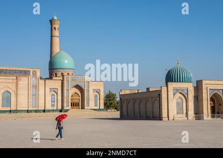 Am linken Hazroti Imom Freitagsmoschee und am rechten Moyie Mubarek Bibliothek Museum, Taschkent, Usbekistan Stockfoto