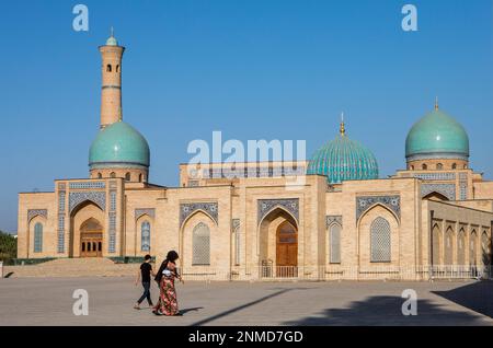 Am linken Hazroti Imom Freitagsmoschee und am rechten Moyie Mubarek Bibliothek Museum, Taschkent, Usbekistan Stockfoto