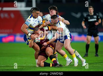 Huddersfield Giants' Tuimoala Lolohea wird während des Spiels der Betfred Super League im John Smith's Stadium in Huddersfield von Danny Walker, Peter Mata'utia und Adam Holroyd von Warrington Wolves angegriffen. Foto: Freitag, 24. Februar 2023. Stockfoto