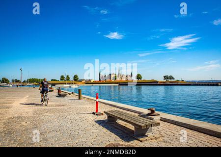 ELSINORE, DÄNEMARK – 3. AUGUST 2018: Schloss Kronborg vom Meer Elsinore (Helsingør) in Dänemark aus gesehen Stockfoto