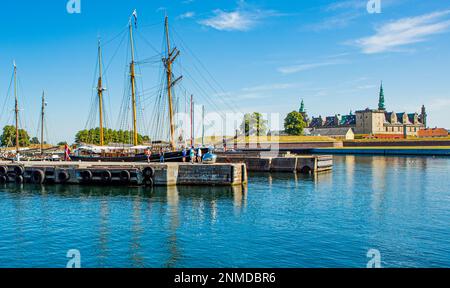 ELSINORE, DÄNEMARK – 3. AUGUST 2018: Foto von Elsinore Seaside and Boat Harbour, Dänemark. Schloss Kronborg im Hintergrund. Stockfoto