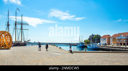 ELSINORE, DÄNEMARK – 3. AUGUST 2018: Foto von Elsinore Seaside and Boat Harbour, Dänemark. Stockfoto