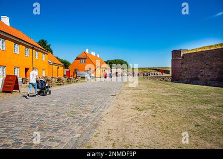 ELSINORE, DÄNEMARK – 3. AUGUST 2018: Touristen vor dem alten Schloss Kronborg in Elsinore (Helsingør), Dänemark. Stockfoto