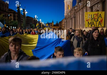 Hunderte von Menschen, darunter ukrainische Flüchtlinge, protestieren während des Jahrestages des russischen Krieges gegen die Ukraine auf der Plaza del Pilar, Saragossa, Spanien, Frid Stockfoto