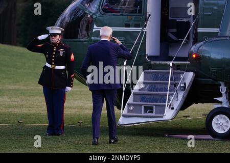 Washington, Usa. 24. Februar 2023. US-Präsident Joe Biden verlässt am 24. Februar 2023 den südlichen Rasen des Weißen Hauses auf dem Weg nach Delaware in Washington, DC. Poolfoto von will Oliver/UPI Credit: UPI/Alamy Live News Stockfoto