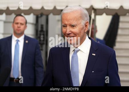 Washington, Usa. 24. Februar 2023. US-Präsident Joe Biden verlässt am 24. Februar 2023 den südlichen Rasen des Weißen Hauses auf dem Weg nach Delaware in Washington, DC. Poolfoto von will Oliver/UPI Credit: UPI/Alamy Live News Stockfoto