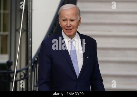 Washington, Usa. 24. Februar 2023. US-Präsident Joe Biden verlässt am 24. Februar 2023 den südlichen Rasen des Weißen Hauses auf dem Weg nach Delaware in Washington, DC. Poolfoto von will Oliver/UPI Credit: UPI/Alamy Live News Stockfoto