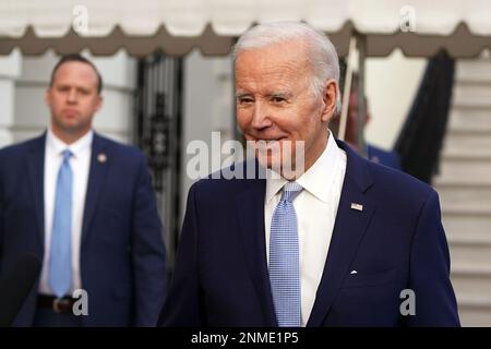 US-Präsident Joe Biden verlässt den südlichen Rasen des Weißen Hauses auf dem Weg nach Delaware, Washington, DC, USA. 24. Februar 2023. EPA-EFE/WILL OLIVER/POOL Credit: SIPA USA/Alamy Live News Stockfoto