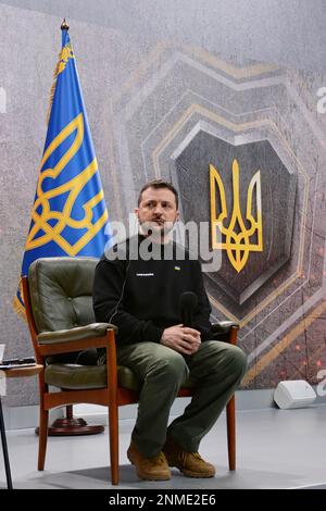 Der ukrainische Präsident Wolodymyr Zelenskyy hört sich die Fragen während einer Pressekonferenz an, da die Ukraine ein Jahr seit der groß angelegten Invasion Russlands vergangen ist. Der ukrainische Präsident Wolodymyr Zelenskyy hielt anlässlich des ersten Jahrestages der russischen Invasion in der Ukraine eine Pressekonferenz in Kiew ab. Der ukrainische Präsident ist weitgehend in Kiew geblieben, seit Russland vor einem Jahr seinen großangelegten Angriff startete. Er besuchte gelegentlich Truppen in Frontgebieten und unternahm einige hochrangige Reisen in alliierte Länder, um sich für militärische Hilfe einzusetzen. Stockfoto