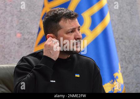 Der ukrainische Präsident Wolodymyr Zelenskyy hört sich die Fragen während einer Pressekonferenz an, da die Ukraine ein Jahr seit der groß angelegten Invasion Russlands vergangen ist. Der ukrainische Präsident Wolodymyr Zelenskyy hielt anlässlich des ersten Jahrestages der russischen Invasion in der Ukraine eine Pressekonferenz in Kiew ab. Der ukrainische Präsident ist weitgehend in Kiew geblieben, seit Russland vor einem Jahr seinen großangelegten Angriff startete. Er besuchte gelegentlich Truppen in Frontgebieten und unternahm einige hochrangige Reisen in alliierte Länder, um sich für militärische Hilfe einzusetzen. Stockfoto