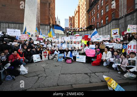 New York, USA. 24. Februar 2023. Die Menschen versammeln sich zum Protest anlässlich des einjährigen Jahrestages der russischen Invasion der Ukraine im Ralphe Bunche Park gegenüber dem Hauptquartier der Vereinten Nationen, New, NY, 24. Februar 2023. (Foto: Anthony Behar/Sipa USA) Guthaben: SIPA USA/Alamy Live News Stockfoto