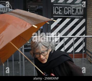 Los Angeles, Usa. 24. Februar 2023. Eine Frau läuft am Freitag, dem 24. Februar 2023, eilig an einem Eisladen am Hollywood Blvd. Vorbei. Schnee, Regen und Hagel fielen heute über das Südland, als ein Wintersturm mit einer Intensität, die seit Jahrzehnten nicht mehr zu sehen war, die Region niederschlug, was zu Überschwemmungen auf den Straßen und einer Schließung der Grapevine führte, die das Fahren in der Gegend zu einer generell miserablen Erfahrung machte. Foto: Jim Ruymen/UPI Credit: UPI/Alamy Live News Stockfoto