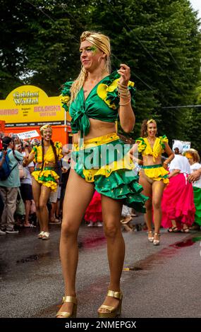 LANDSKRONA, SCHWEDEN – 28. JULI 2018: Örtlicher Karneval, auf dem Menschen sich in Kostümen verschiedener Kulturen verkleiden und Seite an Seite marschieren. Stockfoto