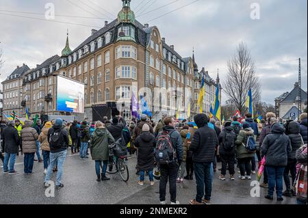 Demonstration gegen die russische Invasion in die Ukraine vor der russischen Botschaft in Kopenhagen Stockfoto