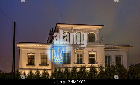 Projektion eines ukrinischen Wappens auf die Fassade der russischen Botschaft in Kopenhagen am 24. februar 2023 Stockfoto