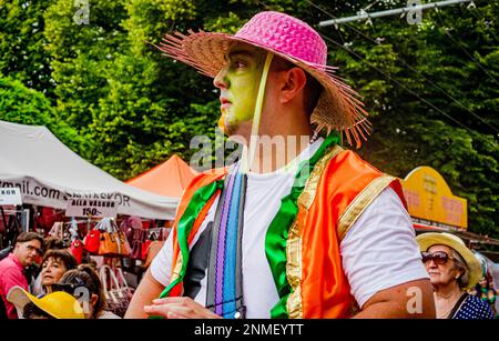 LANDSKRONA, SCHWEDEN – 28. JULI 2018: Örtlicher Karneval, auf dem Menschen sich in Kostümen verschiedener Kulturen verkleiden und Seite an Seite marschieren. Stockfoto