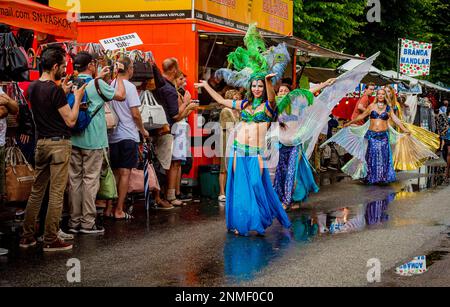 LANDSKRONA, SCHWEDEN – 28. JULI 2018: Örtlicher Karneval, auf dem Menschen sich in Kostümen verschiedener Kulturen verkleiden und Seite an Seite marschieren. Stockfoto